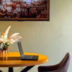 Ekspertët e UPWeb Services duke analizuar strategjinë për menaxhim rrjete sociale në Shqipëri.