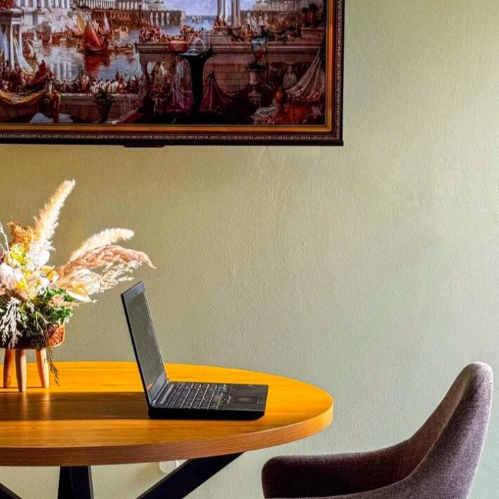 Ekspertët e UPWeb Services duke analizuar strategjinë për menaxhim rrjete sociale në Shqipëri.